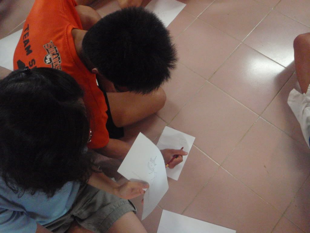 draw The guy trying to draw the picture on the paper based on the girls description