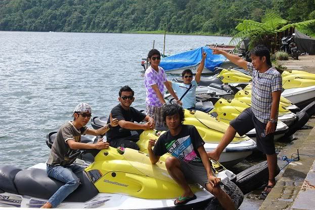 Ferik Bong dan teman-teman berlibur ke bali saat liburan desember